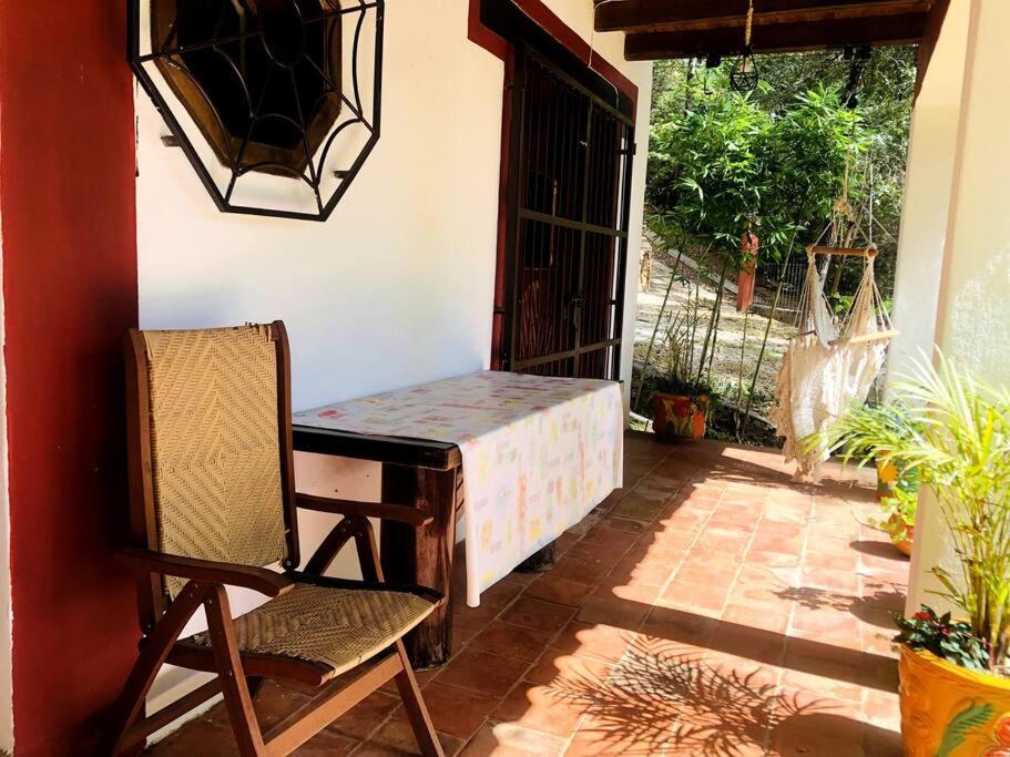 Habitación con mesa, silla y puerta en Casa Lupita, en San Cristóbal de Las Casas