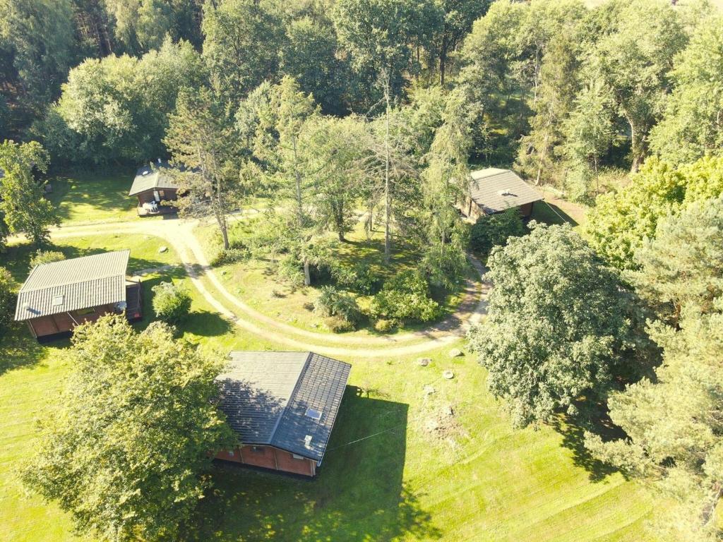 een uitzicht op een huis in het bos bij Cozy holiday home on a horse farm in the Lüneburg Heath in Eschede