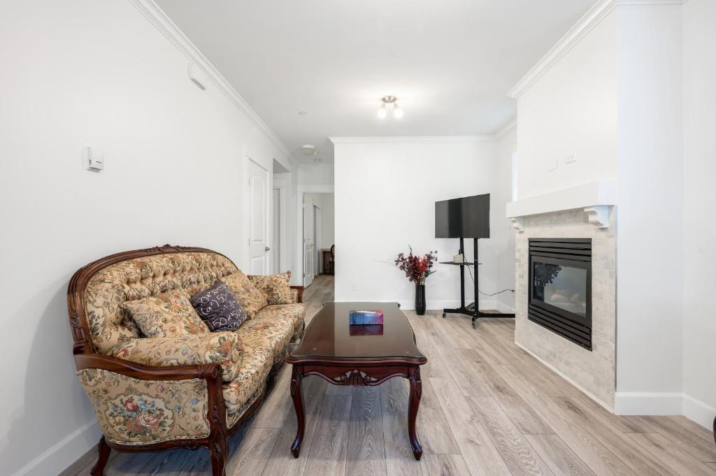 Explore Vancouver from Deluxe 2B/1B basement