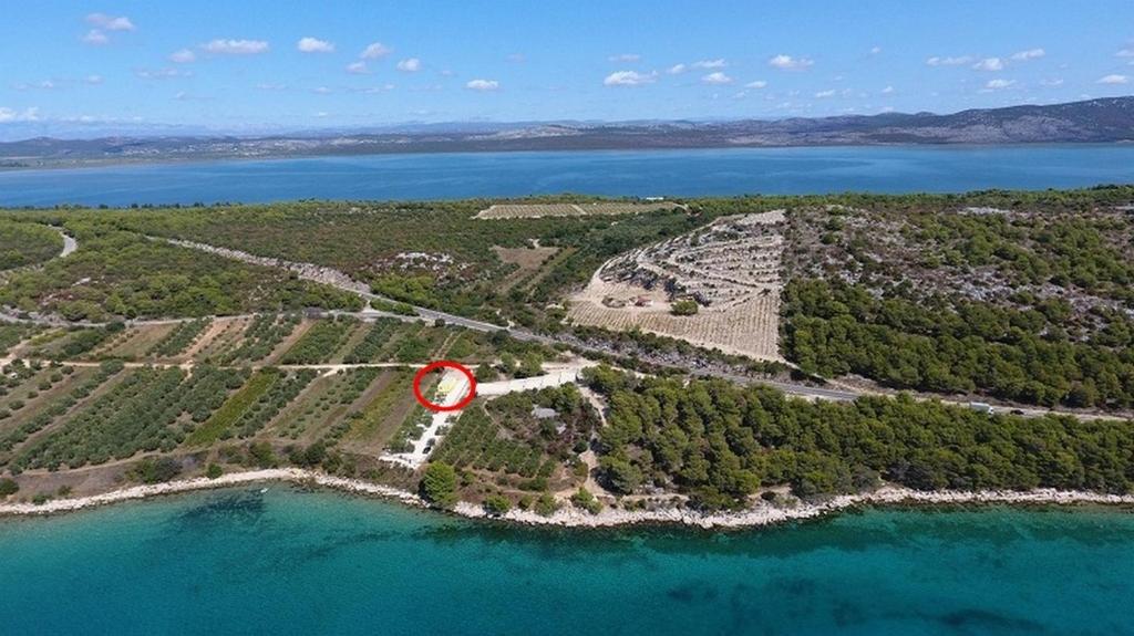 een luchtzicht op een eiland met een rode cirkel bij Apartments by the sea Pakostane, Biograd - 16203 in Pakoštane