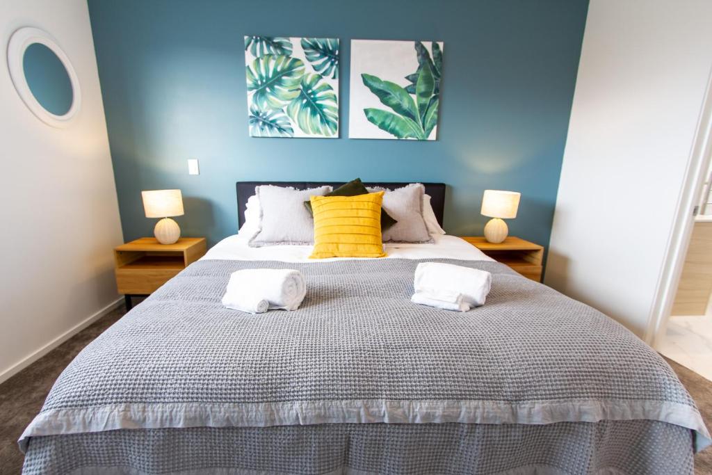 Glamorous 2 bed CBD townhouse w/King bed - Resim 2