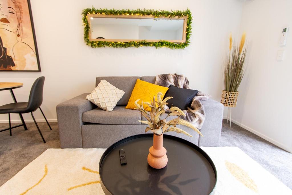 Glamorous 2 bed CBD townhouse w/King bed - Resim 13