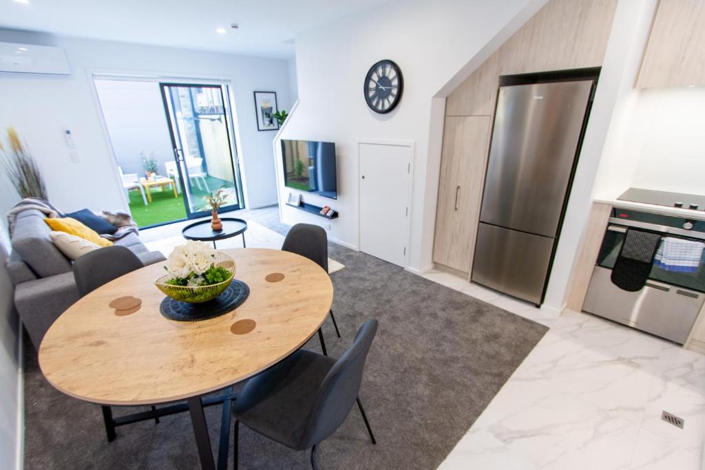 Glamorous 2 bed CBD townhouse w/King bed - Resim 9