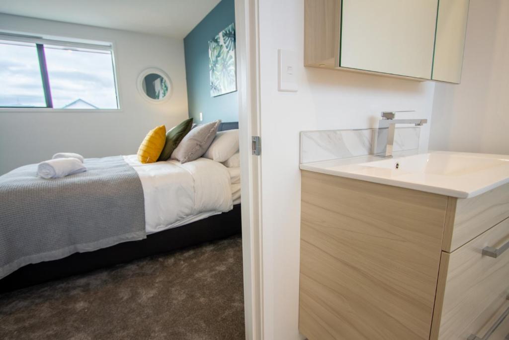 Glamorous 2 bed CBD townhouse w/King bed - Resim 30