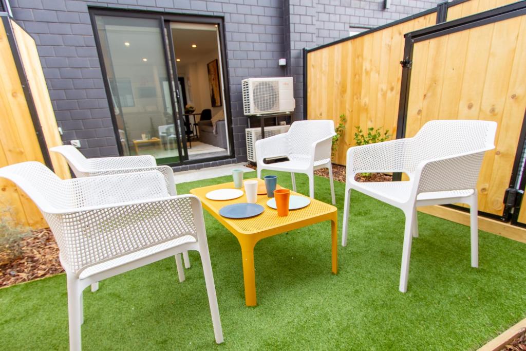 Glamorous 2 bed CBD townhouse w/King bed - Resim 14