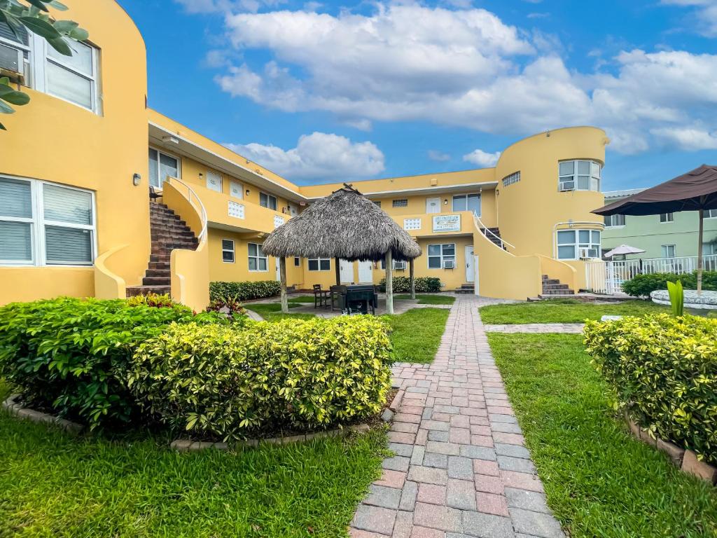 a building with a pathway in front of it at Hollywood Beach Seaside in Hollywood