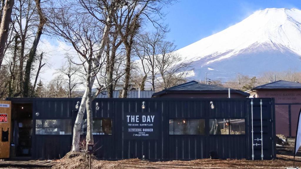 Nespecifikovaný výhled na hory nebo výhled na hory při pohledu z luxury tent