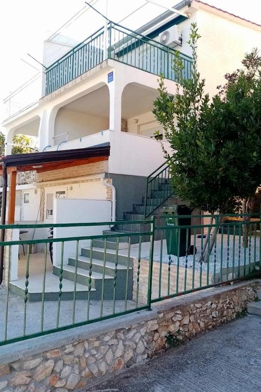 Apartments with a parking space Rogoznica - 20671