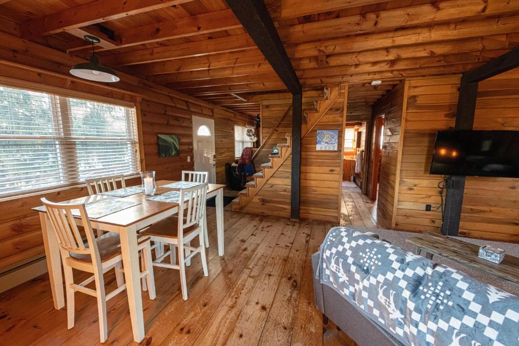 een eetkamer met een tafel en stoelen in een hut bij Elk Mountain Ski Resort: Home on 21 Acres in Union Dale