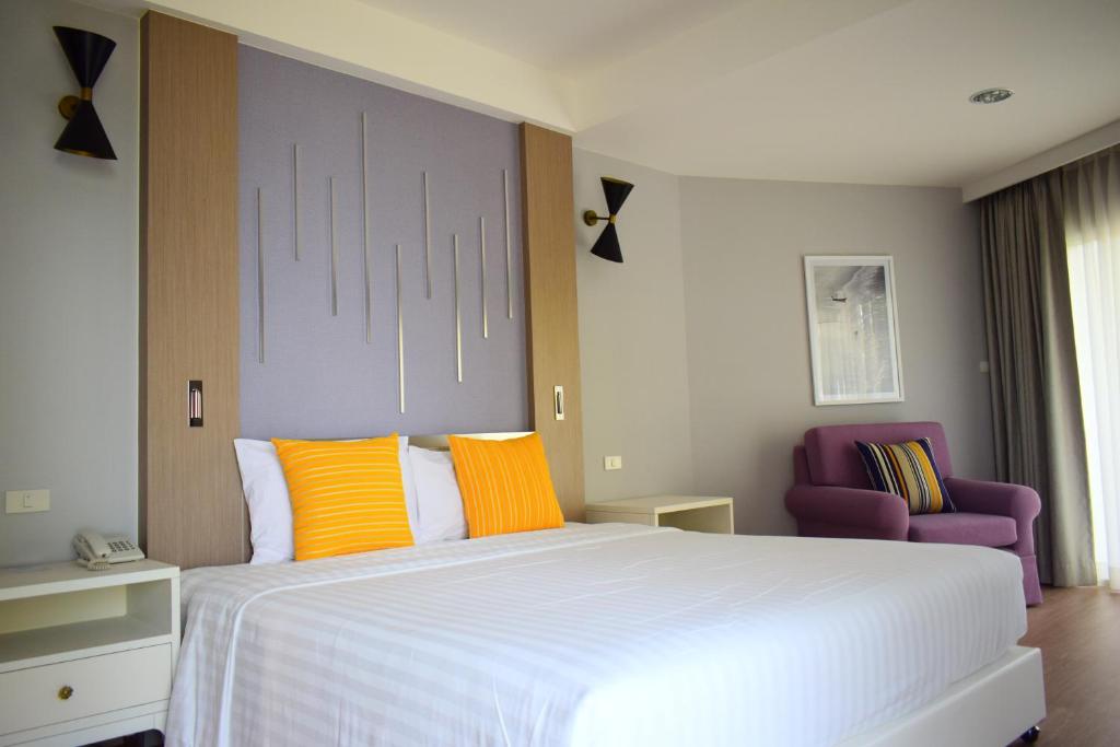 Postel nebo postele na pokoji v ubytování Seapine Beach Golf and Resort Hua Hin