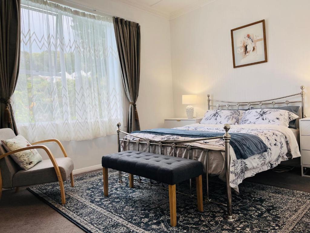 Postel nebo postele na pokoji v ubytování Modern Upstairs Apartment in Dunedin Central