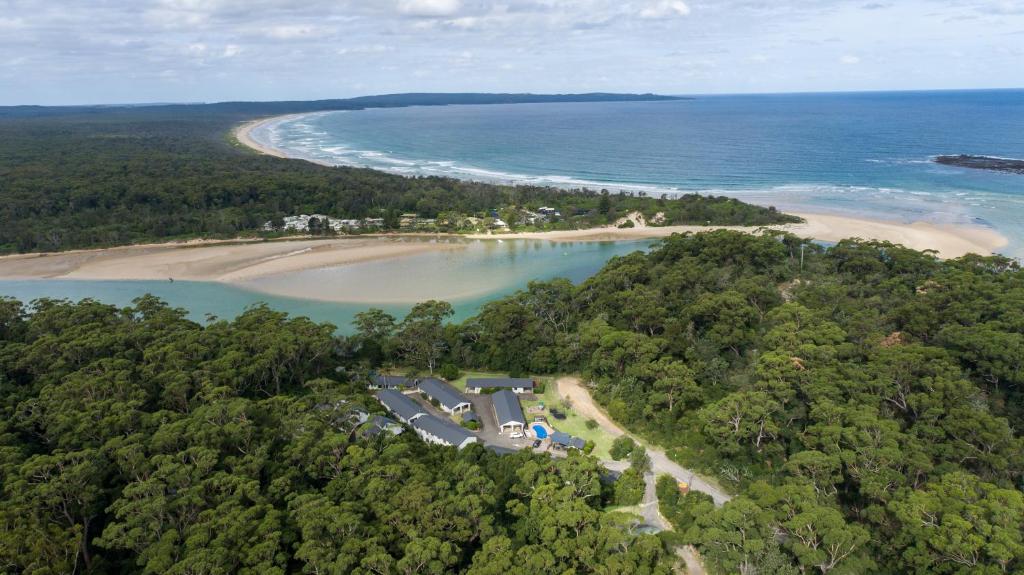 een luchtzicht op een huis en een strand bij Haven Holiday Resort Sussex Inlet in Sussex inlet