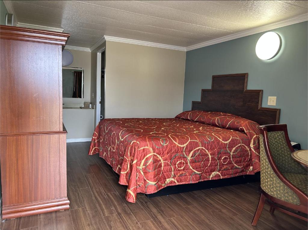 Habitación de hotel con cama y mesa en Spanish Inn Motel en Brookhaven