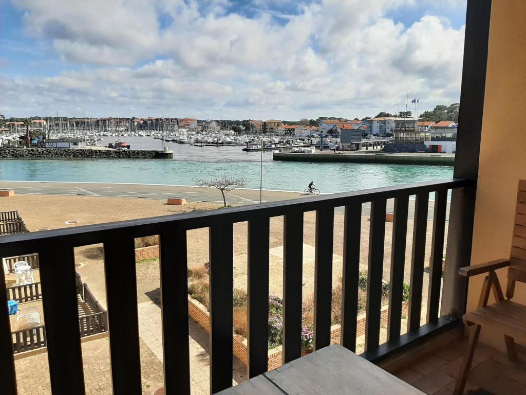 un balcon avec vue sur une marina dans l'établissement Duplex cosy avec piscine et parking à Capbreton - FR-1-239-870, à Capbreton