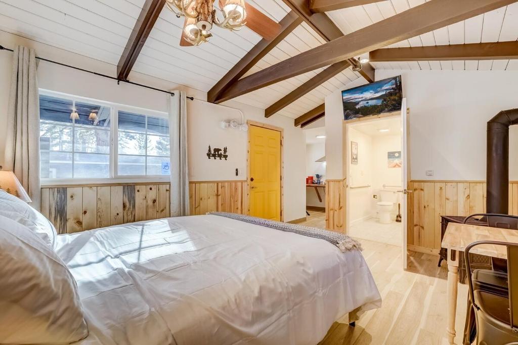 TV a/nebo společenská místnost v ubytování Tahoe Mountain Inn