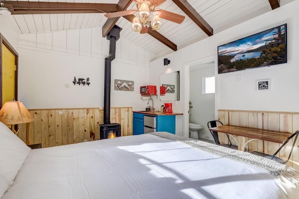 Postel nebo postele na pokoji v ubytování Tahoe Mountain Inn