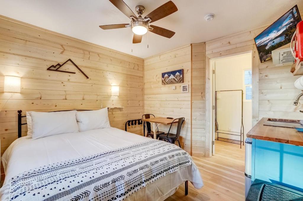 Postel nebo postele na pokoji v ubytování Tahoe Mountain Inn