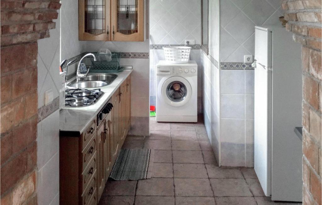 Kuchyňa alebo kuchynka v ubytovaní 2 Bedroom Nice Home In Baza
