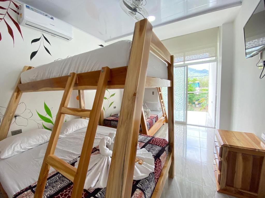 Una cama o camas en una habitación de HOSTAL LAS FLORES