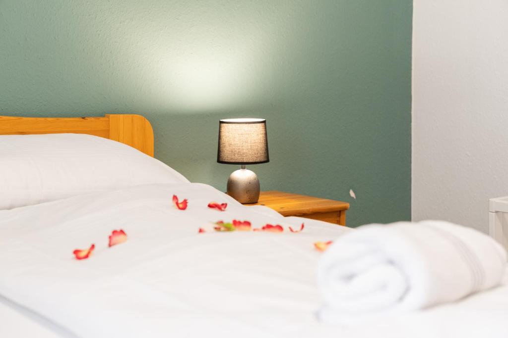1 dormitorio con 1 cama con rosas en las sábanas en Between Lakes Apartments - 58, en Interlaken