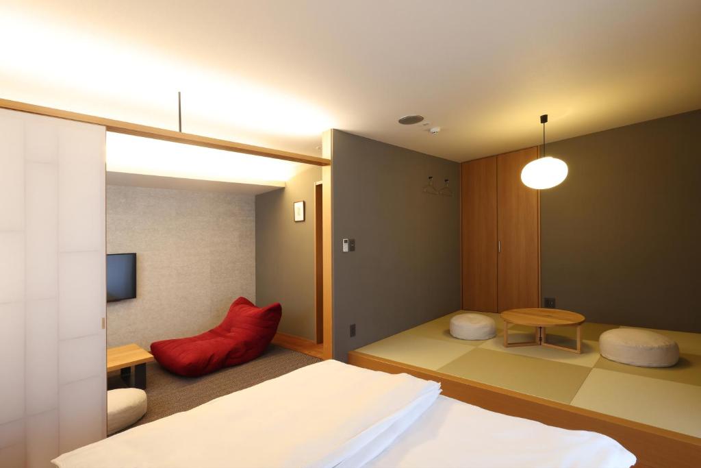 Postel nebo postele na pokoji v ubytování Neon Hotel - Luxury Sleep Retreat -