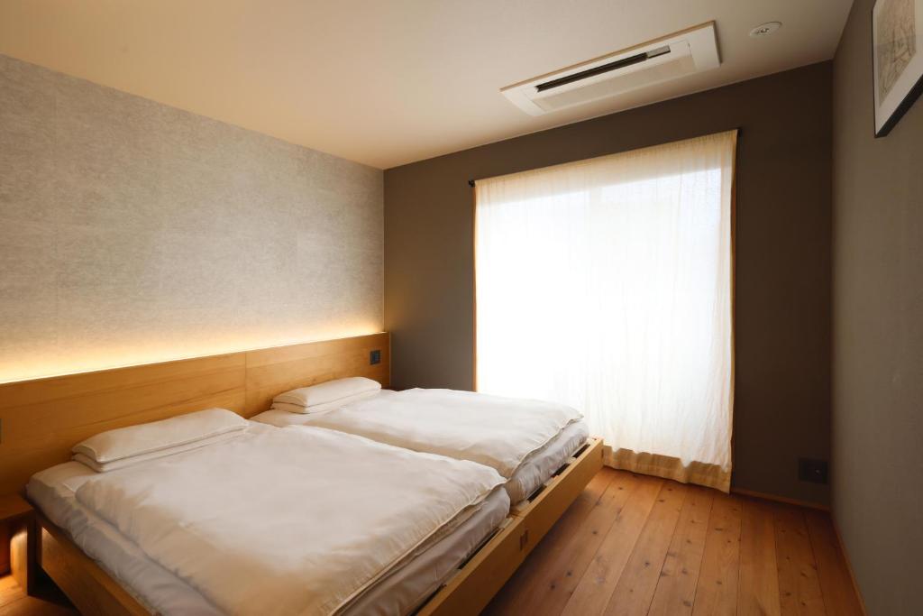 Postel nebo postele na pokoji v ubytování Neon Hotel - Luxury Sleep Retreat -