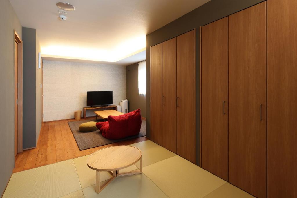 TV a/nebo společenská místnost v ubytování Neon Hotel - Luxury Sleep Retreat -