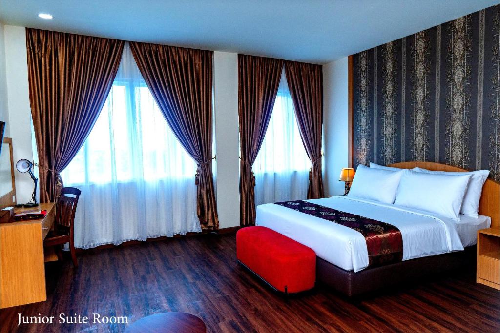Postel nebo postele na pokoji v ubytování Grand Bayu Hill Hotel
