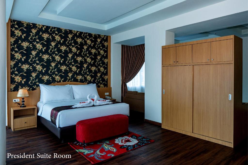 Postel nebo postele na pokoji v ubytování Grand Bayu Hill Hotel
