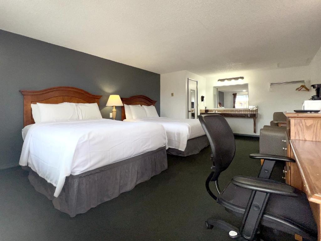 Economy Inn - Queen Room With Two Queen Beds