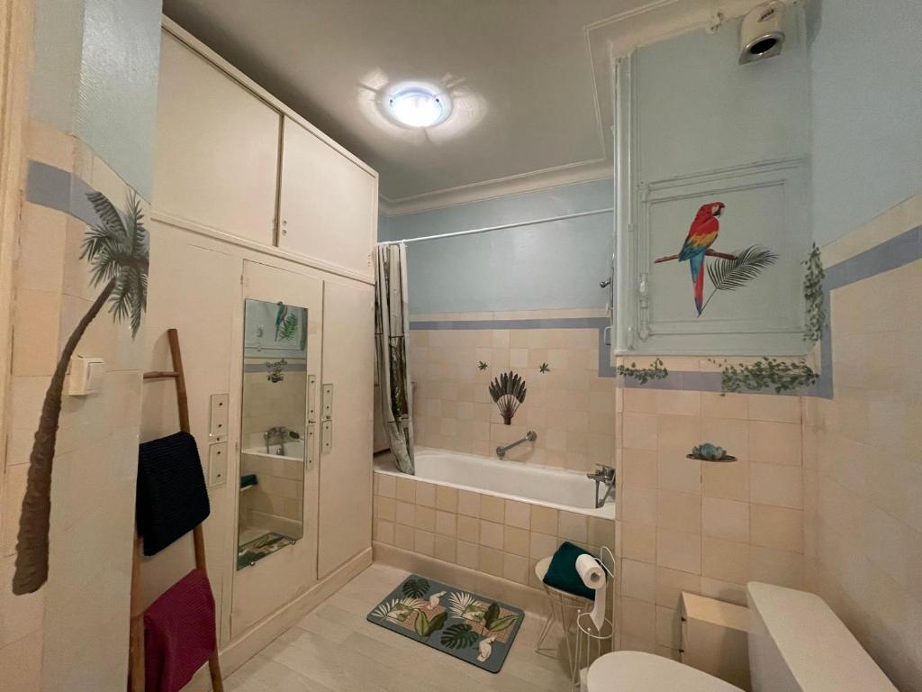 Kúpeľňa v ubytovaní Studio spacieux avec balcon, centre-ville d'Aix-les-Bains, proche Thermes, digicode, Wi-Fi - FR-1-555-87
