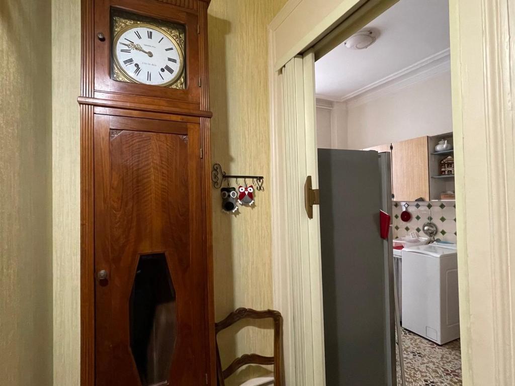 Kuchyňa alebo kuchynka v ubytovaní Studio spacieux avec balcon, centre-ville d'Aix-les-Bains, proche Thermes, digicode, Wi-Fi - FR-1-555-87