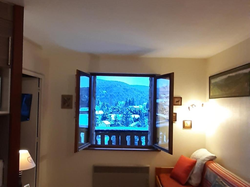 - une fenêtre dans une chambre avec vue sur la ville dans l'établissement Appartement 3 pièces avec balcon à Villard de Lans – 4 pers, 40 m² - FR-1-515-159, à Villard-de-Lans