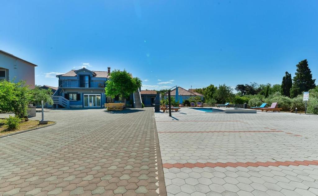 Bazén v ubytování Apartmant Franica with heated pool and jacuzzi nebo v jeho okolí