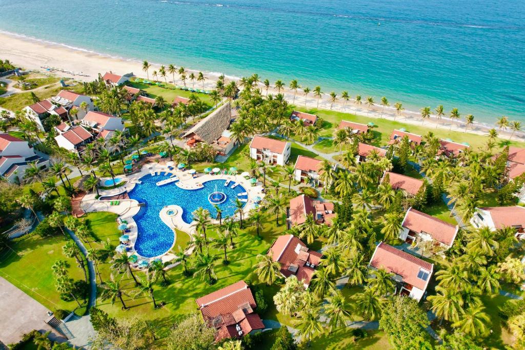 - une vue aérienne sur un complexe avec une piscine et l'océan dans l'établissement Palm Garden Beach Resort & Spa, à Hội An
