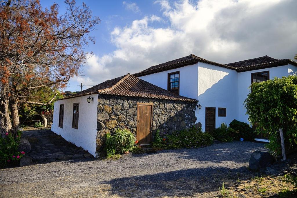 Casa blanca con un edificio de piedra en Salazar, en Mazo