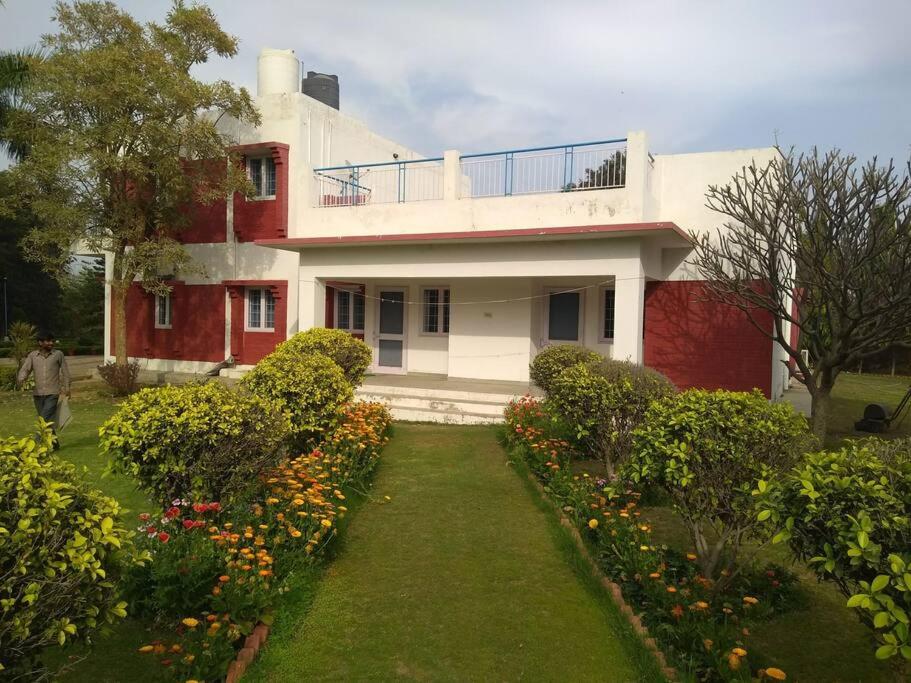 Villa FARM HOUSE ENTIRE PLACE HOME AWAY FROM HOME. (India Bhundsi