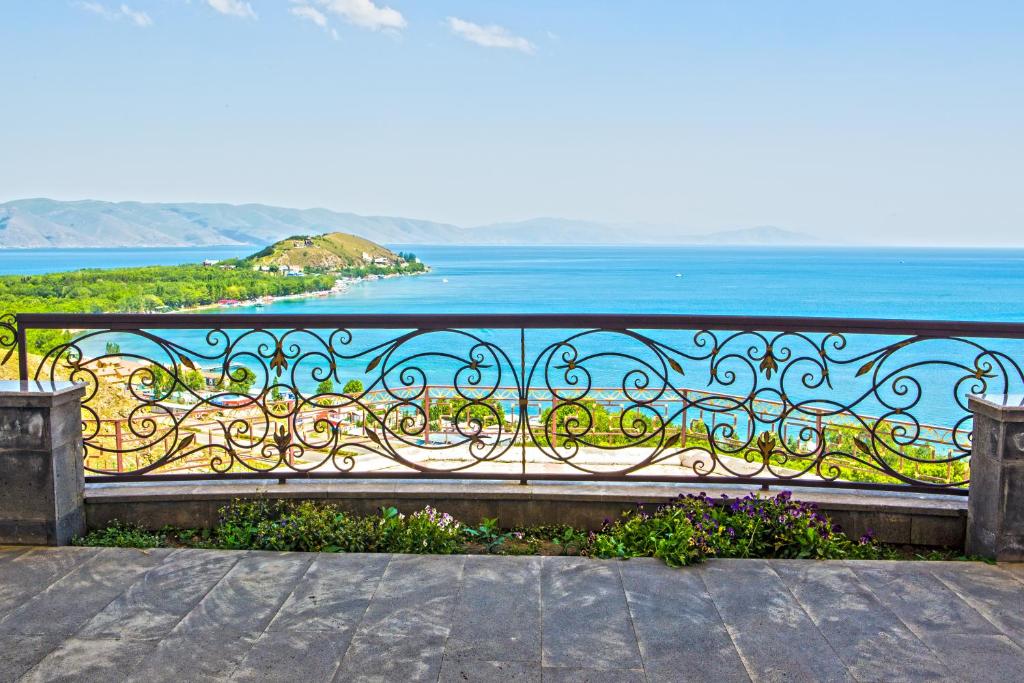 un banco con vistas al océano en Sevan Villa, en Sevan