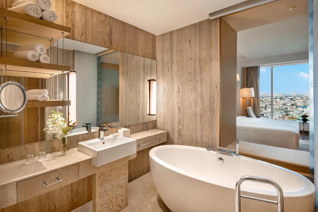 Koupelna v ubytování Crowne Plaza Greater Noida by IHG