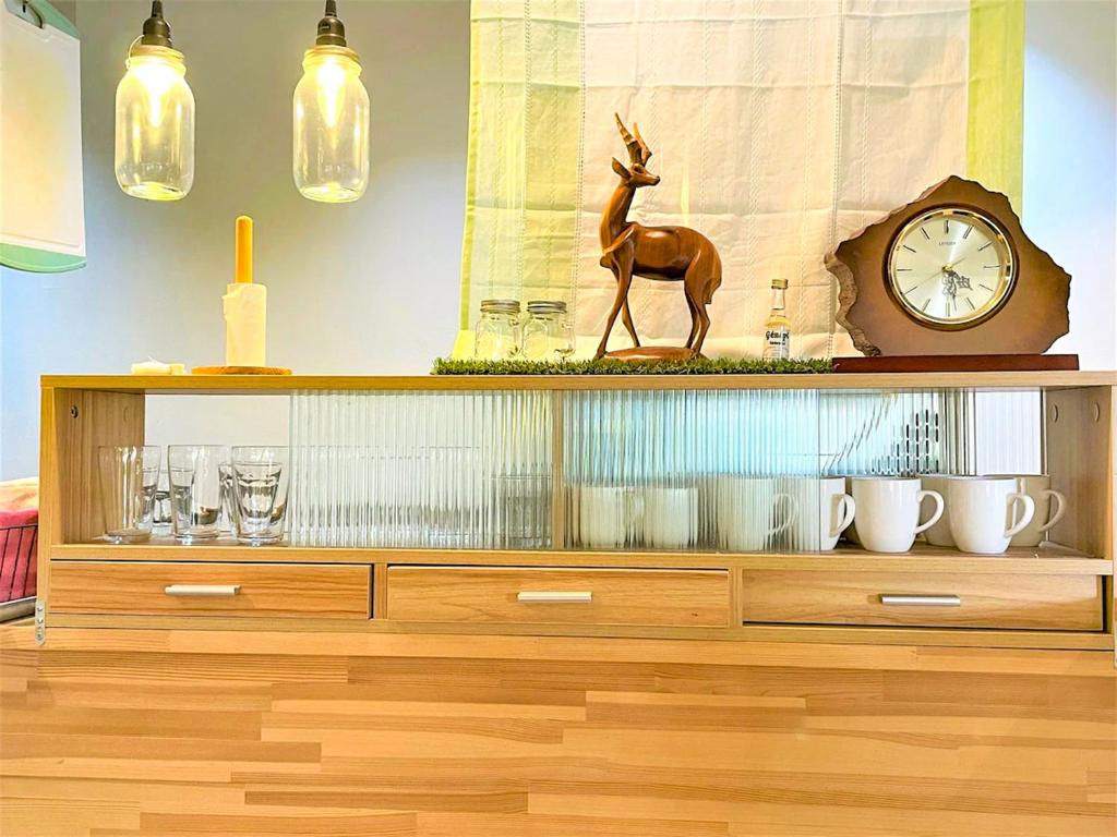 un mobile in legno con sopra un orologio di Nara Guesthouse 3F a Nara