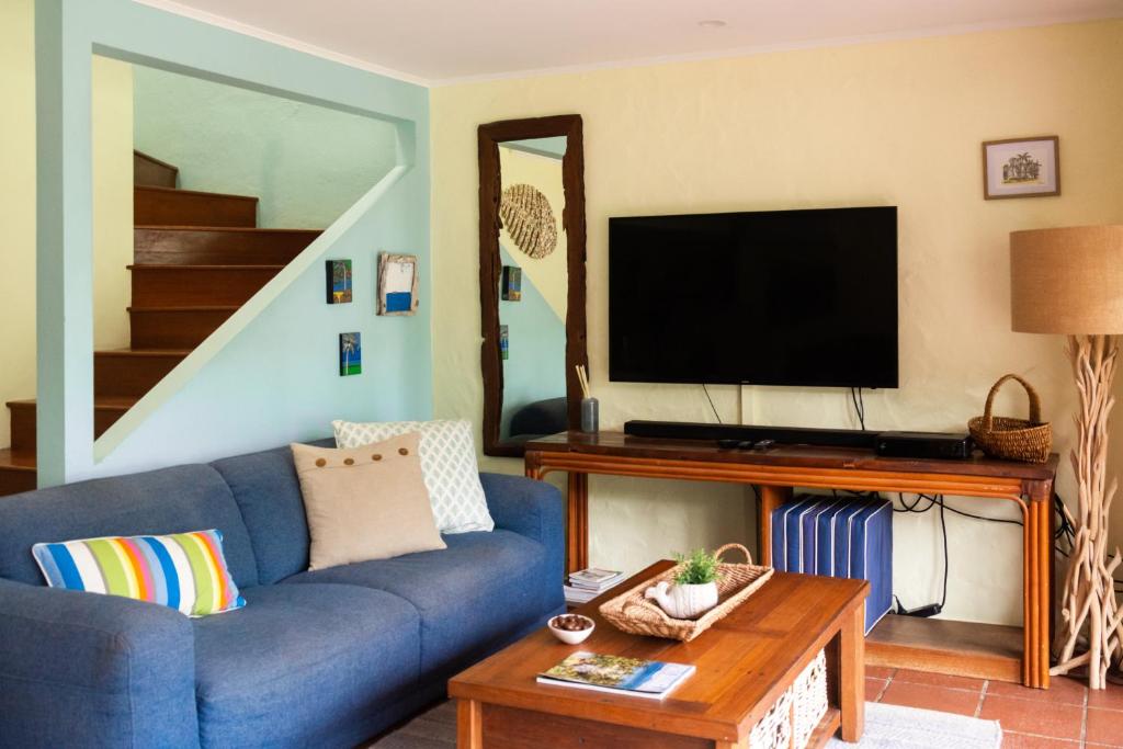 TV a/nebo společenská místnost v ubytování Number 2 On The Beach | Beautiful Beachfront Villa