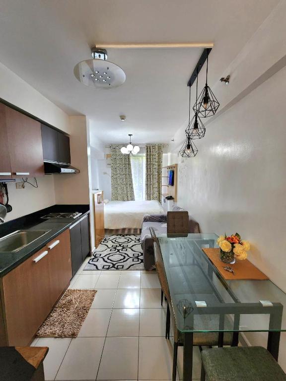 Kuchyň nebo kuchyňský kout v ubytování NORTHPOINT CONDO Free Airport Pick Up for 3 nights stay or more