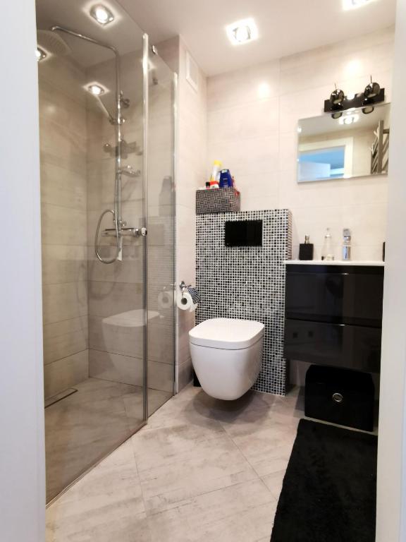 Kúpeľňa v ubytovaní STRANDIDYLLE Apartment mit Meerblick und Kamin