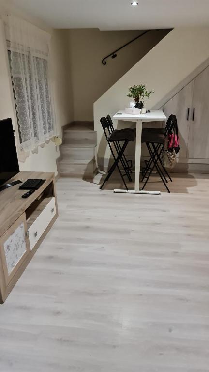 sala de estar con mesa, sillas y escaleras en CASA HUERTA SOFIA, en Murcia