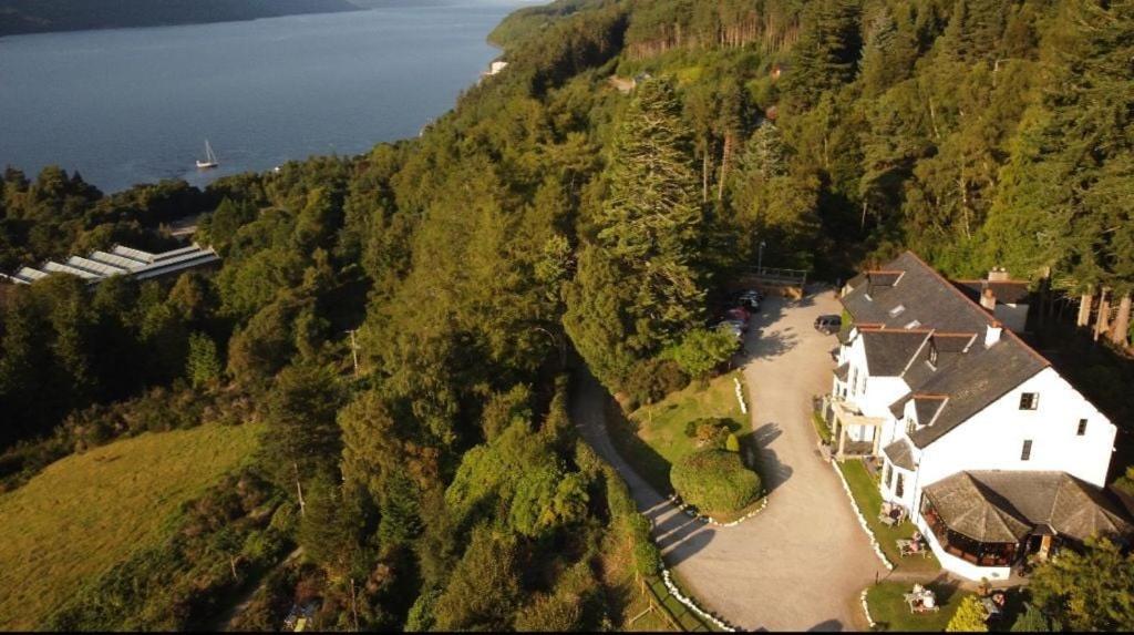 una vista aérea de una casa en una montaña en Craigdarroch Hotel en Foyers