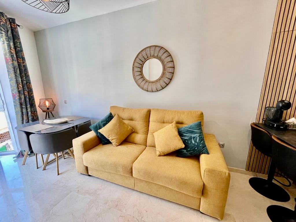 A seating area at Suite la Perla