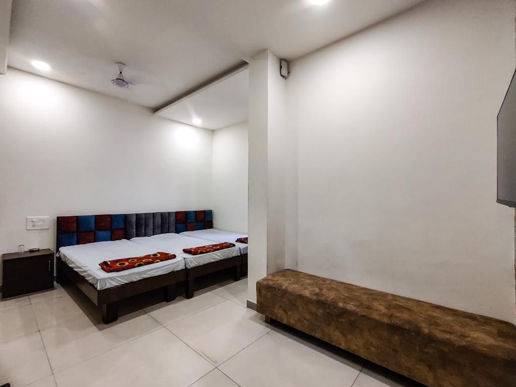 Postel nebo postele na pokoji v ubytování Basera AC DORMITORY & ROOMS