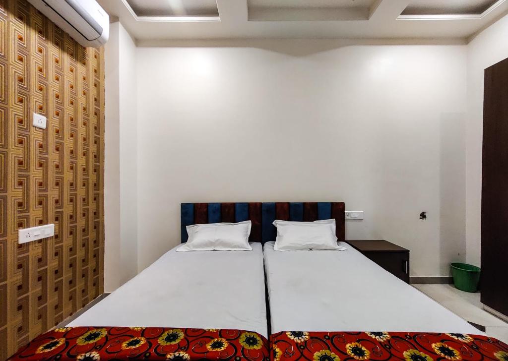 Postel nebo postele na pokoji v ubytování Basera AC DORMITORY & ROOMS
