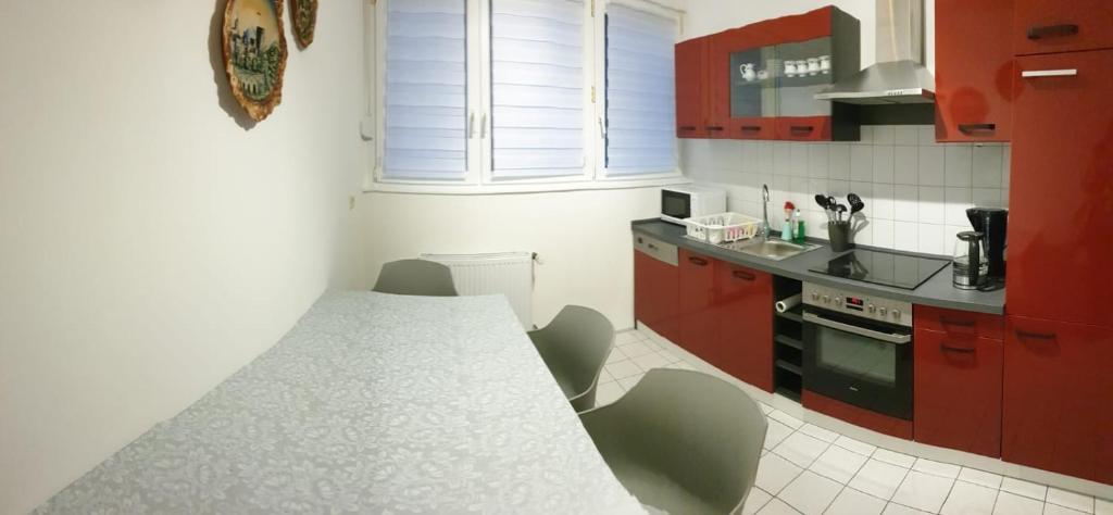 Kuchyň nebo kuchyňský kout v ubytování Ferienwohnung 24 Oben Rechts 4 Zimmer