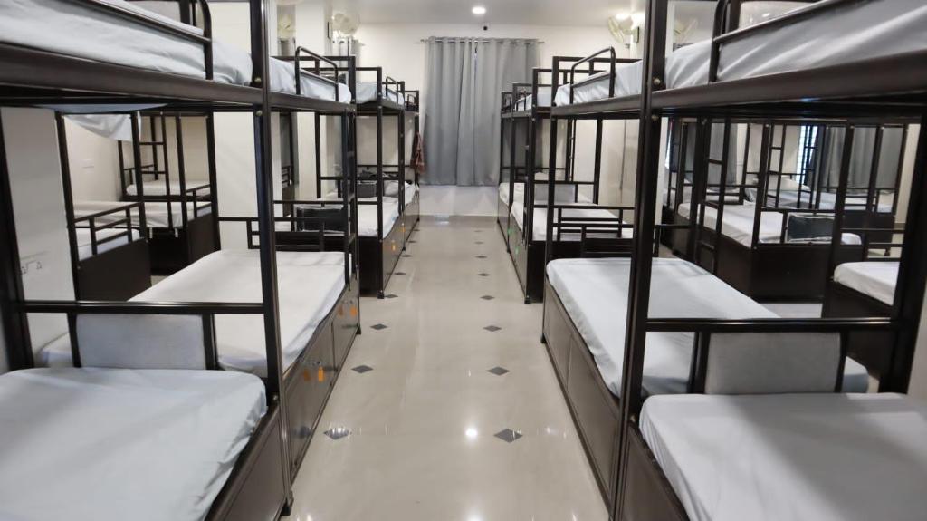 Postel nebo postele na pokoji v ubytování Basera AC DORMITORY & ROOMS